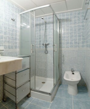 Apartamento | Baño | Ducha, bañera profunda, secador de pelo y toallas
