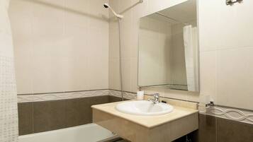 Apartamento | Baño | Ducha, bañera profunda, secador de pelo y toallas