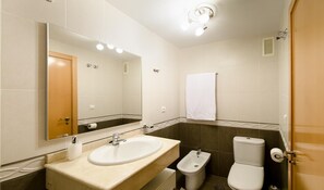 Apartment | Bathroom | Shower, deep soaking tub, hair dryer, towels - Jacuzzi Stunning 2-bed Ap Center Alicante (Alicante)