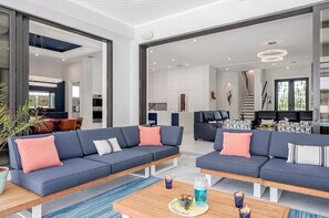 Smart TV, chimenea, futbolito