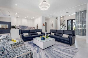 Smart TV, chimenea y futbolito 