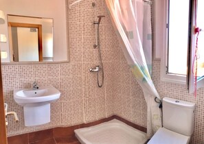 Villa | Bathroom | Shower, deep-soaking bathtub, hair dryer, towels - Relaxing and Welcoming Villa, Corralejo, Canaries (La Oliva)
