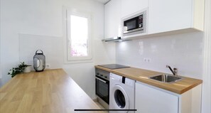 Apartamento | Cozinha privada | Geladeira, micro-ondas, fogão, cooktop