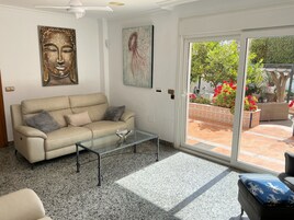 Casa | Zona de estar | Una televisión, una chimenea