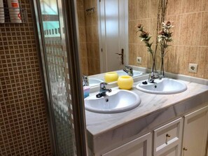 Apartment | Bathroom | Shower, towels, toilet paper - Flat Sleeps 4 With Pool and Terrace (Mijas)