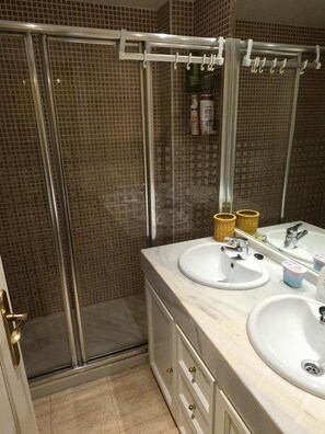 Appartamento | Bagno | Doccia, asciugamani, carta igienica