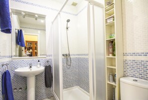 Alpehytte | Bad | Dusj, dype avslapningsbadekar og håndklær
