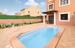 Outdoor pool - Casa Naranja Sleeps 6 With Golf Views (La Oliva)