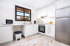 Fridge, microwave, oven, stovetop - Casa Naranja Sleeps 6 With Golf Views (La Oliva)