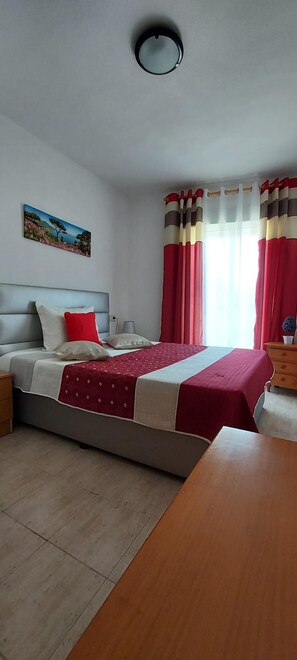 1 chambre, fer et planche à repasser, Wi-Fi gratuit, draps fournis