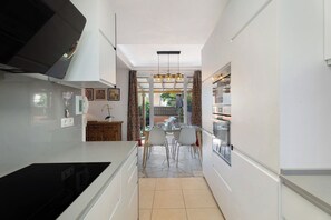 Frigorífico, microondas, horno y placa de cocina
