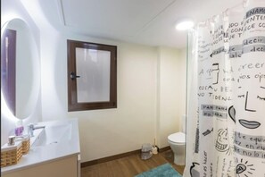 ฝักบัว, รองเท้าสวมภายในห้อง, ผ้าเช็ดตัว