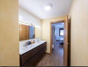 Apartament | Bany | Dutxa, sabatilles i tovalloles 