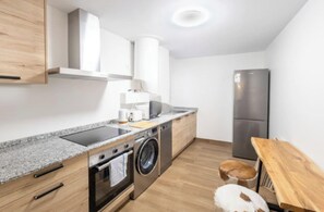 Frigorífico, microondas, horno y placa de cocina