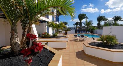 Remarkable 2-bed Apartment in Playa Blanca