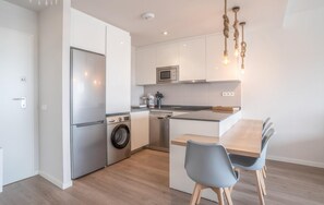 Appartement | Cuisine privée | Réfrigérateur, micro-ondes, four, plaque de cuisson