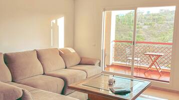 Apartemen | Area keluarga | TV layar datar dan perapian