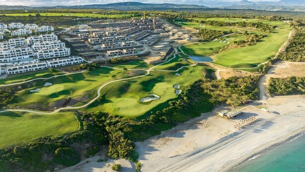 A golf course with a large hotel complex in the background. - Albatross Golf Suite Alcaidesa (San Roque)