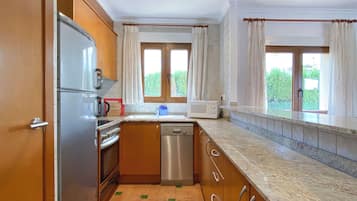 Villa | Privékeuken | Een koelkast, een microgolfoven, een oven, een kookplaat