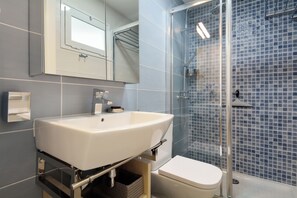 Vila | Kamar mandi | Kombinasi shower/bathtub, bathtub besar, pengering rambut, dan handuk