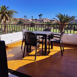 Apartamento | Restaurante al aire libre