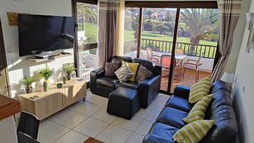 Apartamento | Zona de estar | Una televisión