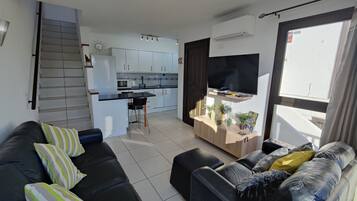 Apartamento | Zona de estar | Una televisión