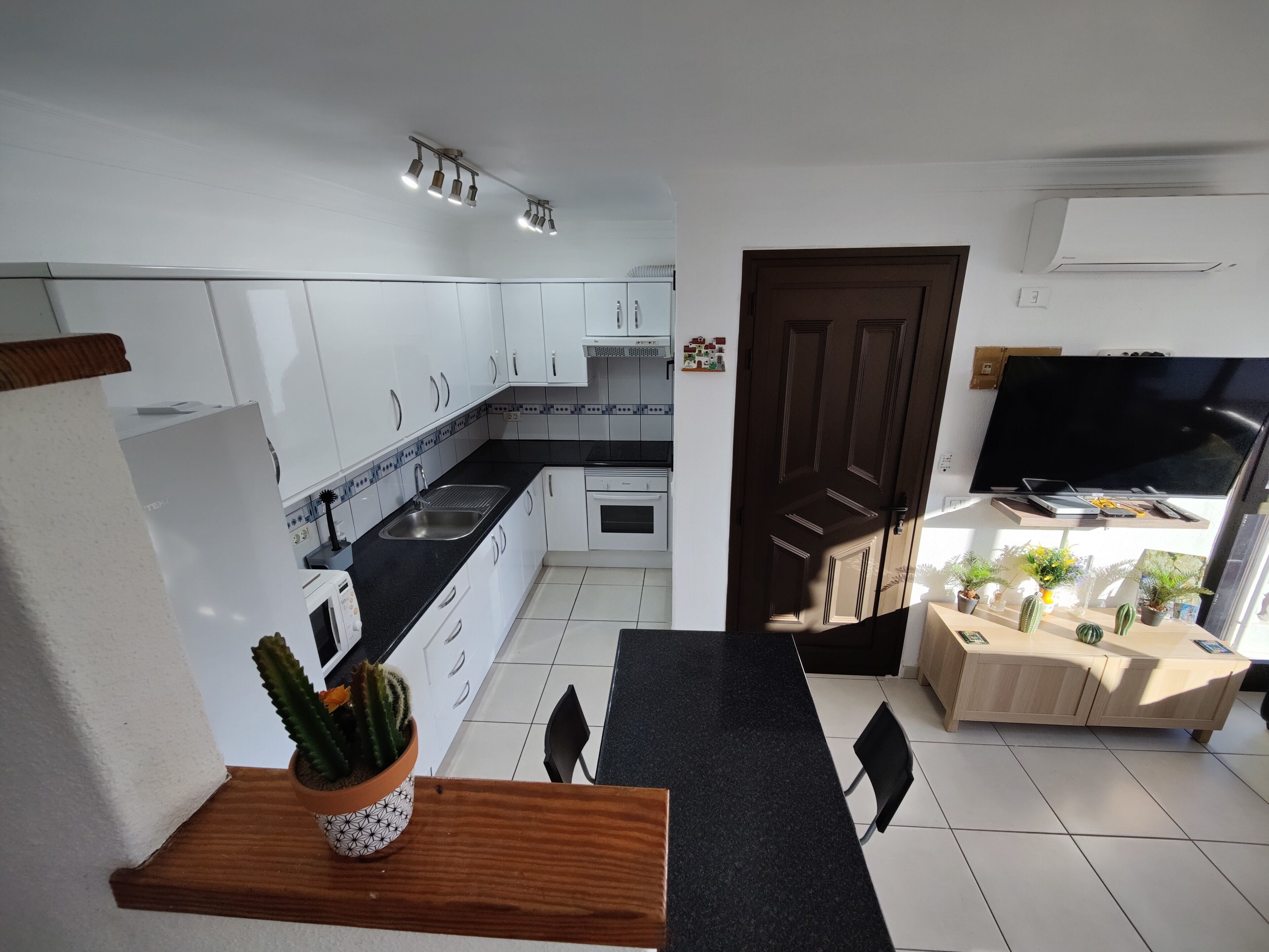 Apartamento | Cozinha privada | Geladeira, micro-ondas, fogão, cooktop