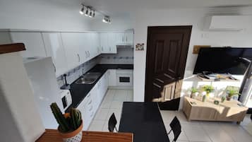 Apartamento | Cozinha privada | Geladeira, micro-ondas, fogão, cooktop