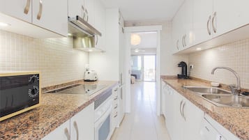 Appartement | Privékeuken | Een koelkast, een microgolfoven, een oven, een kookplaat