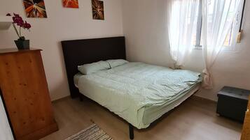6 bedrooms, iron/ironing board, free WiFi, bed sheets