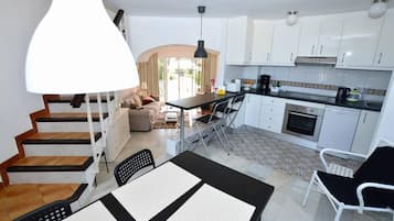 Hus | Privat køkken | Køleskab, mikrobølgeovn, ovn, kogeplade