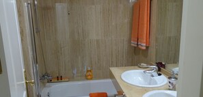 وحدات دش مع أحواض استحمام، حوض استحمام عميق، مجففات شعر، مناشف