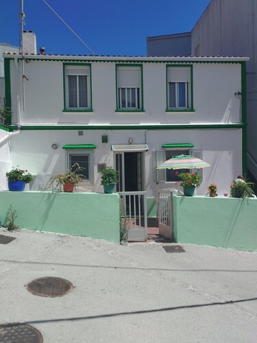 3 Bed House Sleeps 6 With Pet-friendly Garden