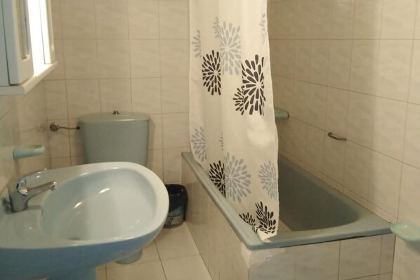 Ensemble baignoire-douche, baignoire profonde, séchoir à cheveux