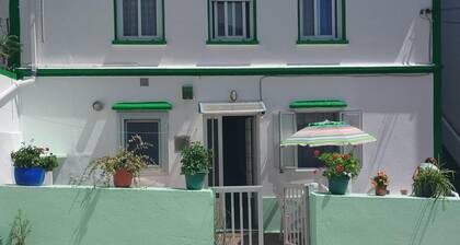 3 Bed House Sleeps 6 With Pet-friendly Garden