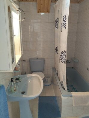 Badkar/dusch, djupt badkar, hårtork och handdukar