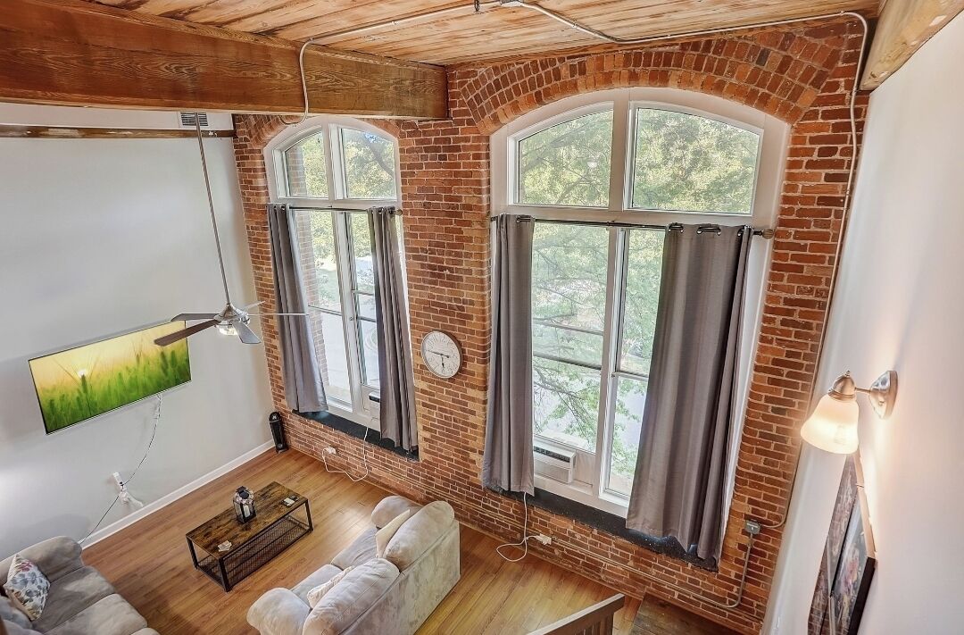 South Hoskins Loft/  Minutes from Everything 