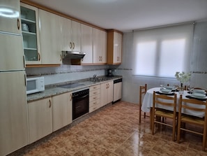 Maison | Cuisine privée | Réfrigérateur, micro-ondes, four, plaque de cuisson
