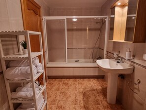 Maison | Salle de bain | Ensemble baignoire-douche, baignoire profonde, serviettes fournies