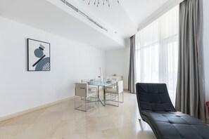 Apartamento Confort, vistas al puerto deportivo | 1 dormitorio, sistema de insonorización, tabla de planchar con plancha