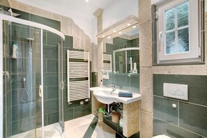 Apartamento | Baño | Bañera y ducha independientes, bañera profunda y secador de pelo