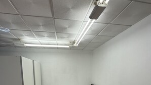 Ein kleines, sauberes Zimmer mit einem Einzelbett, einem Nachttisch und einem Kleiderschrank.