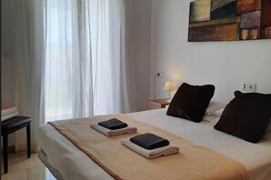 2 kamar tidur, setrika/meja setrika, Wi-Fi gratis, dan seprai linen
