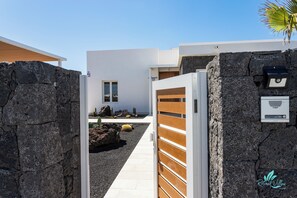 Villa | Property grounds - Villa Paraiso de Jil - Stunning, Brand new 3 bed ! (Yaiza)