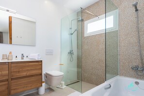 Villa | Bathroom | Separate bathtub and shower, deep-soaking bathtub, free toiletries - Villa Paraiso de Jil - Stunning, Brand new 3 bed ! (Yaiza)