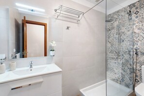Apartemen | Kamar mandi | Shower, pengering rambut,  dan handuk