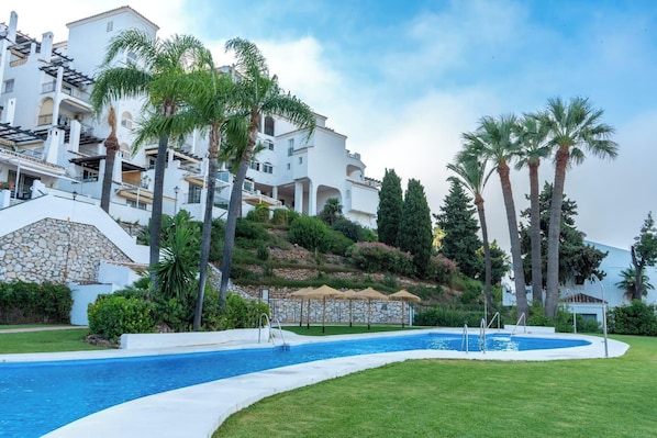 Una piscina al aire libre