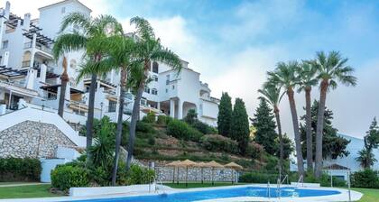 Lovely 2-bed Calahonda Apartment sea & Golf Views