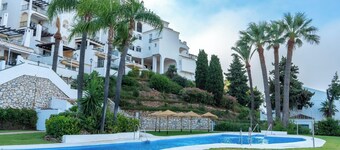 Lovely 2-bed Calahonda Apartment sea & Golf Views